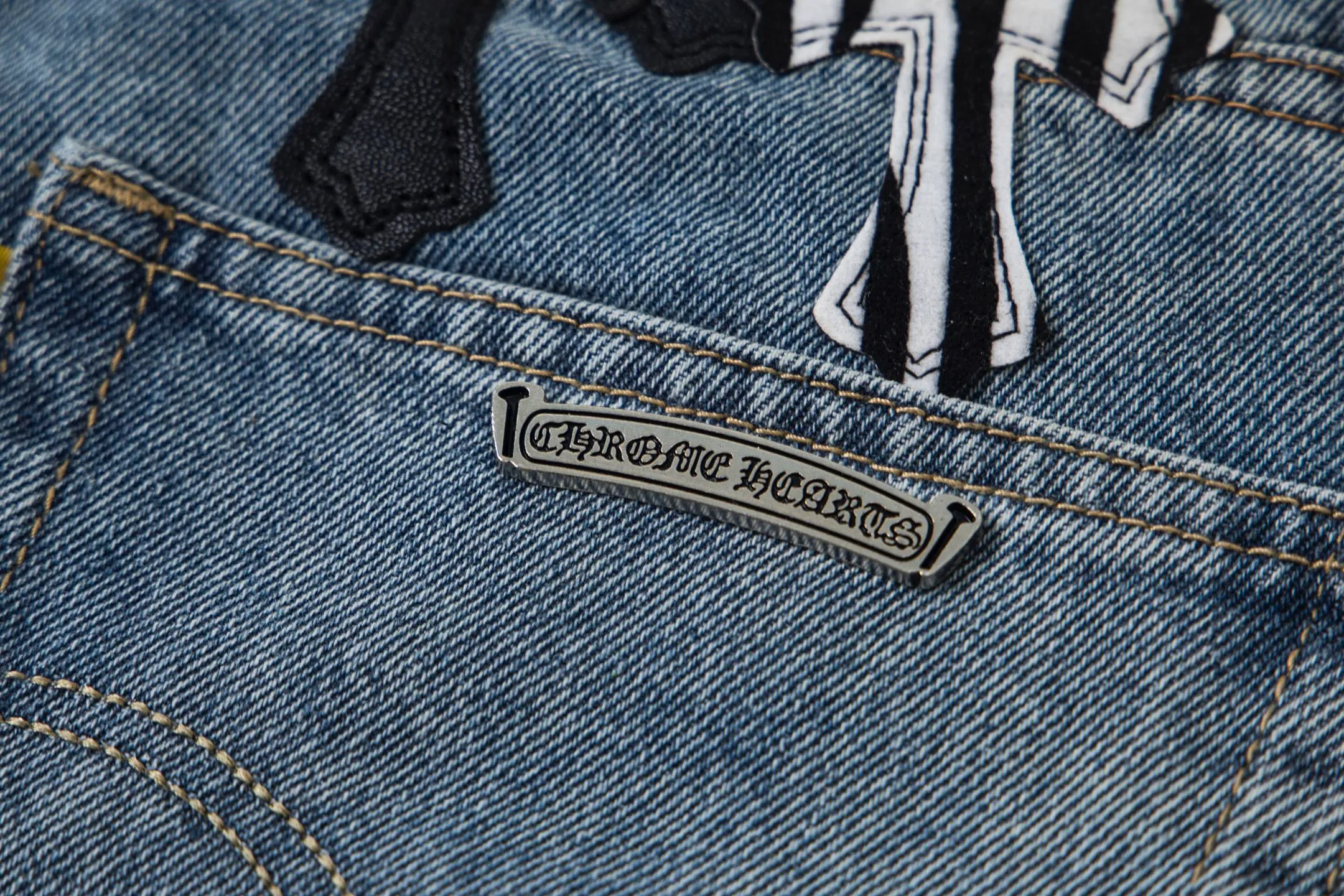 💰290 GALLERY DEPT & Chrome hearts Washed jeans with large logo and devil multi-label cross, truly restore the ultimate vintage texture, three-dimensional version, loose and comfortable, not picky about the figure, taller and slimmer, factory-made, original quality control, same style for men and women, can be matched with couples, versatile recommendation, must-have jeans for all seasons, fashionable people have been disappointed. From the quality selection of fabrics, the tailoring of details, and the matching of patterns, they are all impeccable! The upper body is so handsome when worn...it can be easily worn by men, women and children! The craftsmanship is made of heavy-duty washed pure cotton denim fabric. After washing, it is soft and thick. It is very stylish when worn on the body. Style number: 1756 Color: blue Size: 28 30 32 34 36